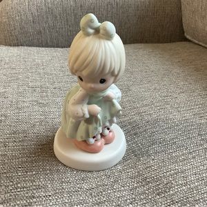 PRECIOUS MOMENTS WHO,S GONNA FILL YOUY SHOES 👞